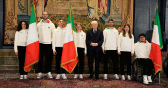 Milano-Cortina 2026, Mattarella consegna il tricolore ai portabandiera: “Contento di vedere Brignone”. E lei: “Essere qui non è stato scontato”