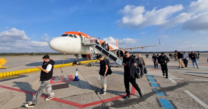 Copertina di “Da Torino a Catania? 20 ore e si passa da Budapest”. “Io ho fatto scalo a Cracovia”. Il caro-voli e l’odissea di chi torna in Sicilia per le feste