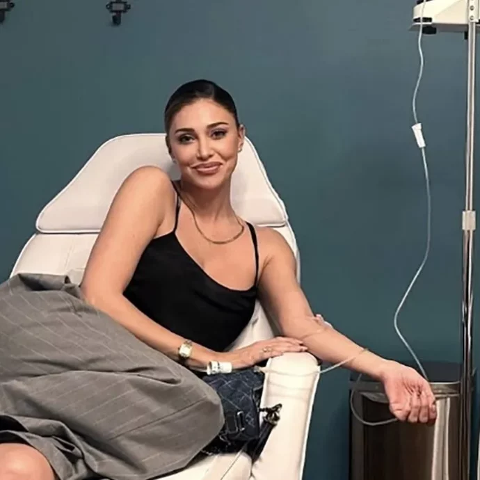 Belen Rodriguez sdraiata sul lettino con la flebo al braccio: la foto preoccupa i fan, ma la verità è un’altra