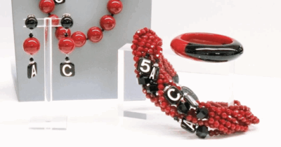 Copertina di I gioielli possono essere di lusso anche se fatti di plastica: la storia di Angela Caputi