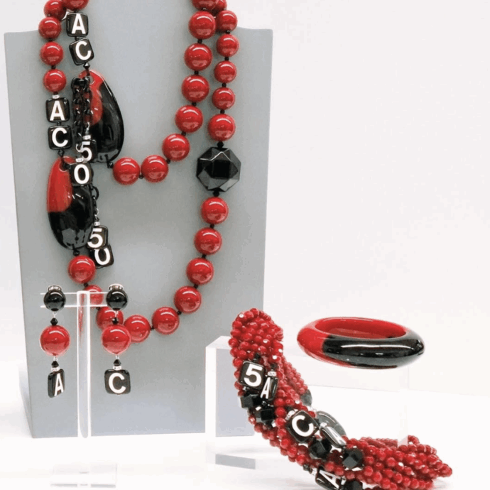 I gioielli possono essere di lusso anche se fatti di plastica: la storia di Angela Caputi