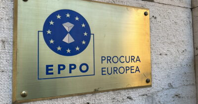 Copertina di “Fondi Ue a un’azienda che fa affari con l’industria bellica russa e bielorussa”. Procura europea apre un’indagine: 3 arresti