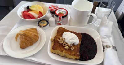 Copertina di La classifica delle compagnie aeree dove si mangia meglio a bordo: Ita, Qatar Airways e Emirates fuori dai giochi, ecco chi c’è sul podio