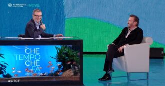 Copertina di “A Natale stiamo tutti in pigiama, tranne Carlo Verdone. Regali? Ho detto basta, tanto mi arrivano delle cazzate”: la confessione di Christian De Sica da Fazio