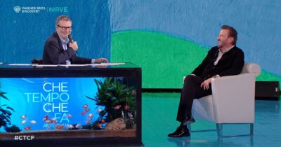 Copertina di “A Natale stiamo tutti in pigiama, tranne Carlo Verdone. Regali? Ho detto basta, tanto mi arrivano delle cazzate”: la confessione di Christian De Sica da Fazio