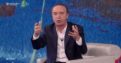 Copertina di “Lo sai che ci sono dei geni che fabbricano armi invece di essere impiegati per la nostra felicità? È un’indecenza, è una cosa orribile la guerra”: lo show di Roberto Benigni da Fazio