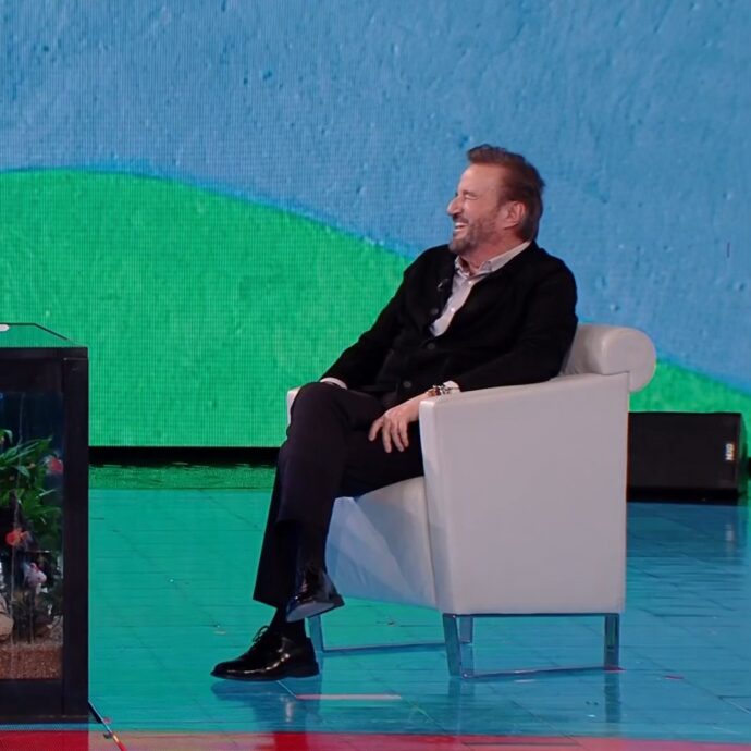 “A Natale stiamo tutti in pigiama, tranne Carlo Verdone. Regali? Ho detto basta, tanto mi arrivano delle cazzate”: la confessione di Christian De Sica da Fazio