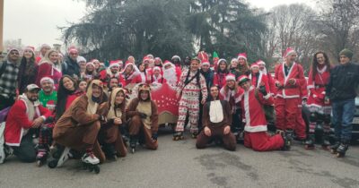 Copertina di Un gruppo di Babbi Natale sui roller ha consegnato una slitta piena di regali alla Comunità di Sant’Egidio di Milano