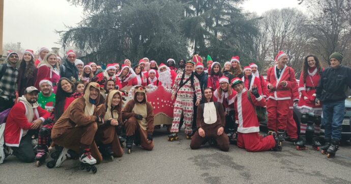 Un gruppo di Babbi Natale sui roller ha consegnato una slitta piena di regali alla Comunità di Sant’Egidio di Milano