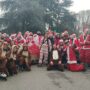 Copertina di Un gruppo di Babbi Natale sui roller ha consegnato una slitta piena di regali alla Comunità di Sant’Egidio di Milano