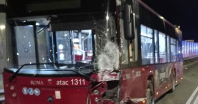 Copertina di Scontro all’alba tra un’auto e un bus dell’Atac: morta a Ostia una 27enne. S’indaga per omicidio stradale
