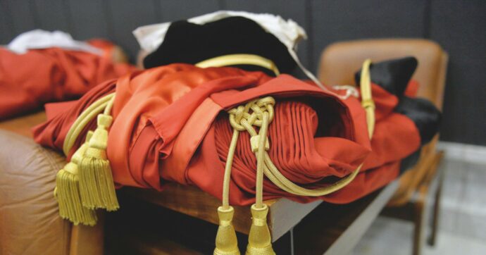 La protesta delle toghe: “Fermatevi”