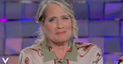 Copertina di “Sono arrivata in Italia e sono stata violentata. Soffrivo di bulimia, mangiavo tantissimo e poi vomitavo: sono arrivata a pesare 42 chili”. Le confessioni di Heather Parisi a Verissimo