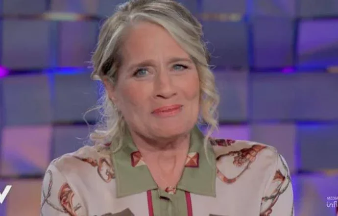 “Sono arrivata in Italia e sono stata violentata. Soffrivo di bulimia, mangiavo tantissimo e poi vomitavo: sono arrivata a pesare 42 chili”. Le confessioni di Heather Parisi a Verissimo