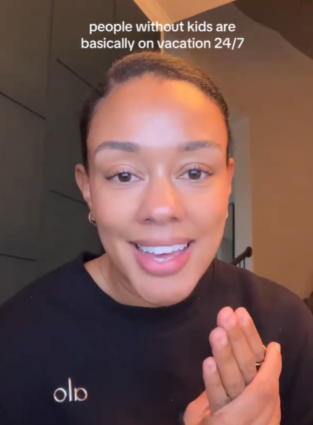 “Chi non ha figli è in vacanza 24 ore su 24, 7 giorni su 7. Ho pregato Dio per diventare madre, ma un po’ invidio chi non ha bambini”: lo sfogo di una mamma su TikTok scatena il dibattito