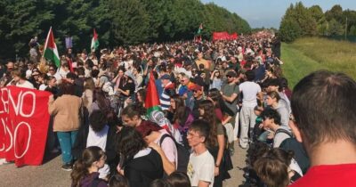 Copertina di Liceo di Vicenza cancella un dibattito sulla Palestina: gli studenti lo organizzano fuori da scuola
