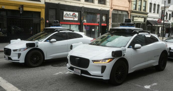 San Francisco resta al buio e i robotaxi si fermano, guida autonoma sotto stress