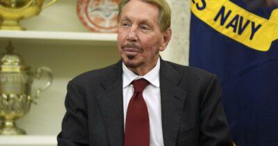 Copertina di “Larry Ellison pronto a mettere di tasca sua 40 miliardi di dollari per l’acquisizione di Warner Bros. Discovery da parte di Paramount”: il colpo a sorpresa
