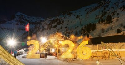 Copertina di Capodanno 2026, 10 destinazioni last minute per chi non ha ancora deciso cosa fare: dall’Aqua dome in Tirolo alla fiaccolata in Valle d’Aosta, la nostra guida