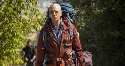 Copertina di Buen Camino, Checco Zalone moscio verso Santiago. Battute su lager e Gaza, ma la minestra è riscaldata