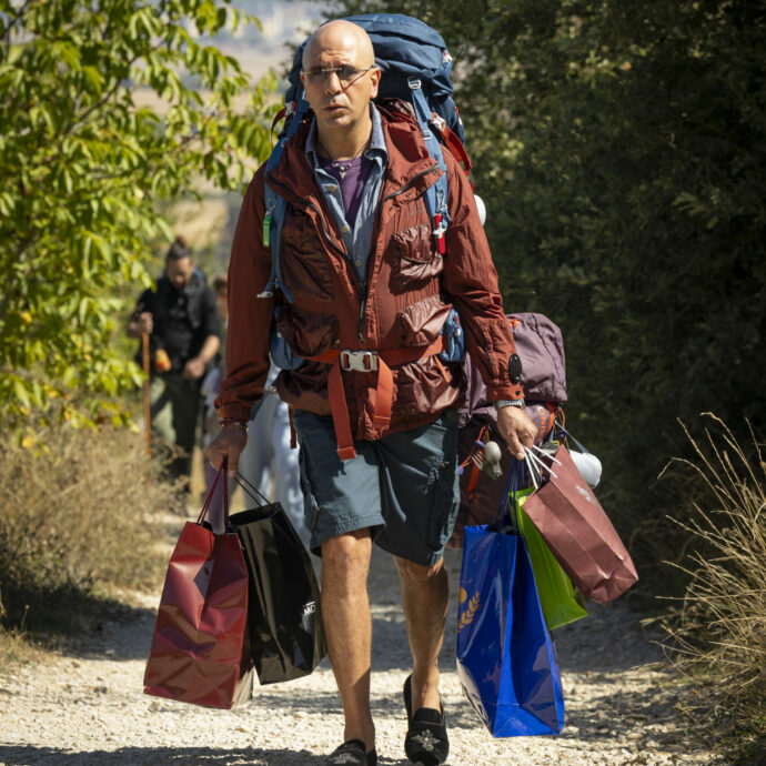 Buen Camino, Checco Zalone moscio verso Santiago. Battute su lager e Gaza, ma la minestra è riscaldata