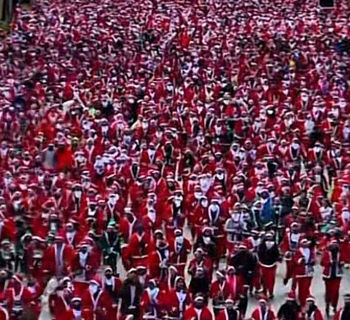 I Babbi Natale invadono Madrid: 11 mila persone corrono per la capitale spagnola in occasione della “Carrera de Papá Noel”