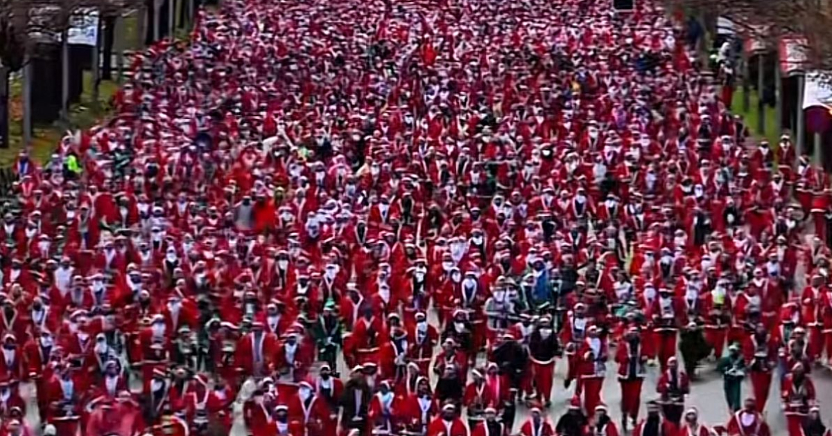 I Babbi Natale invadono Madrid: 11 mila persone corrono per la capitale spagnola in occasione della “Carrera de Papá Noel”