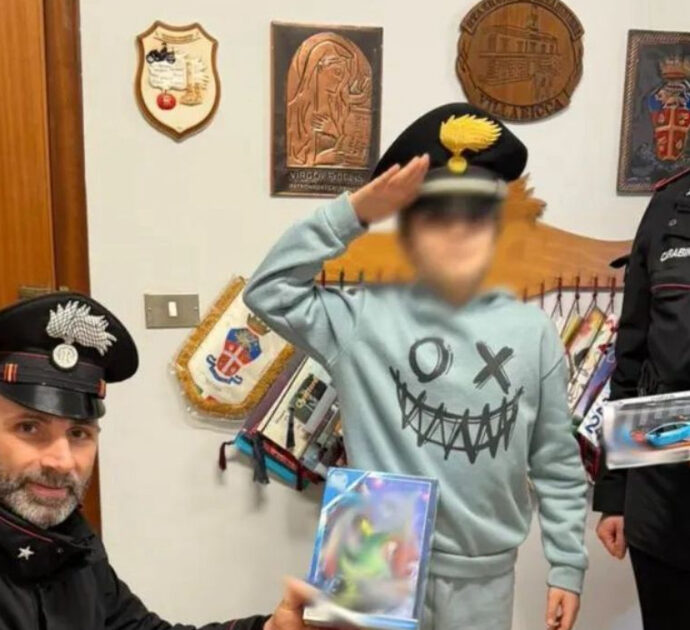“Non ho buoni voti a scuola e mi vergogno a chiedere i soldi a papà”: bimbo scappa di casa e vende i suoi disegni per comprare un regalo di Natale alla sorellina