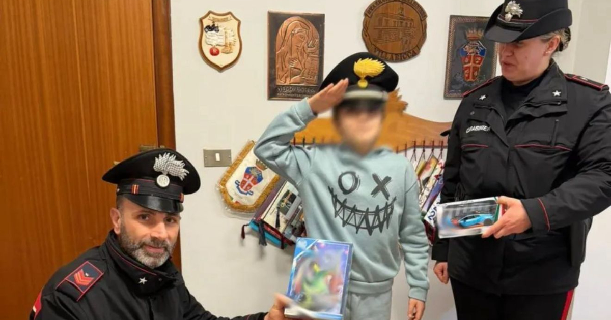 “Non ho buoni voti a scuola e mi vergogno a chiedere i soldi a papà”: bimbo scappa di casa e vende i suoi disegni per comprare un regalo di Natale alla sorellina
