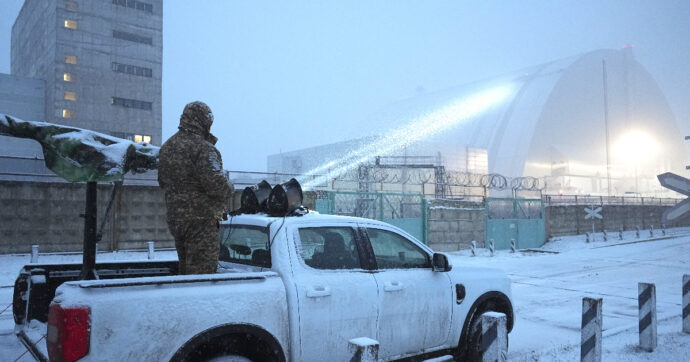 Ucraina, raid sugli impianti energetici: “Ridotta la potenza delle centrali nucleari”. L’Aiea: “Situazione peggiore da settembre 2024”