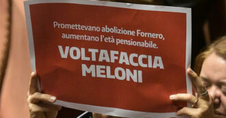 Copertina di Via libera del Senato alla legge di Bilancio. Le opposizioni alzano cartelli rossi in Aula: “Voltafaccia Meloni”