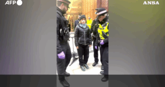 Copertina di Greta Thunberg arrestata a Londra durante un raduno pro-Pal: il video dell’intervento della polizia