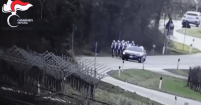 Copertina di Verona, il video del 25enne che spara al gruppo di ciclisti a bordo dell’auto: individuato