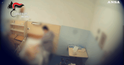 Copertina di Abusi su ospiti ultraottantenni di una rsa, arrestato un operatore nel Milanese: incastrato dalle telecamere nascoste