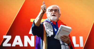 Copertina di “I preti invitino tutti i cristiani a togliere i soldi da banche che investono in armi”. Il grido di Padre Zanotelli per riscoprire la disobbedienza civile