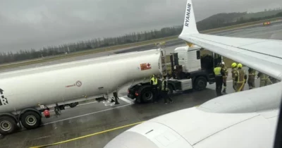 Copertina di Aereo Ryanair si scontra con una cisterna piena di carburante, evacuati tutti i passeggeri a bordo: “È stato spaventoso, per fortuna non andavamo a velocità elevata”