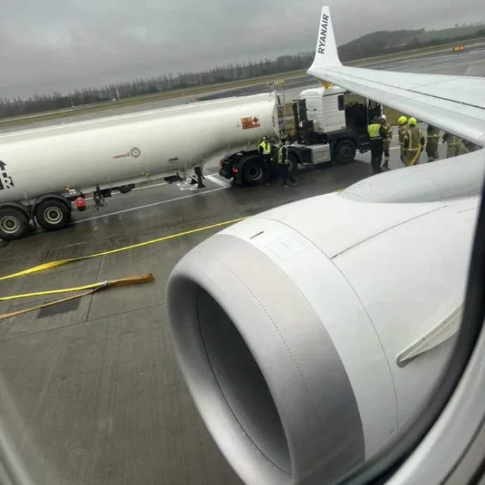 Aereo Ryanair si scontra con una cisterna piena di carburante, evacuati tutti i passeggeri a bordo: “È stato spaventoso, per fortuna non andavamo a velocità elevata”