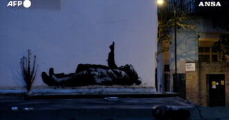 Copertina di Due bambini che indicano il cielo: il mistero della nuova opera di Banksy sui muri di Londra (quasi identica a un’altra)