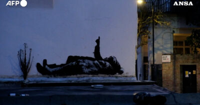 Copertina di Due bambini che indicano il cielo: il mistero della nuova opera di Banksy sui muri di Londra (quasi identica a un’altra)