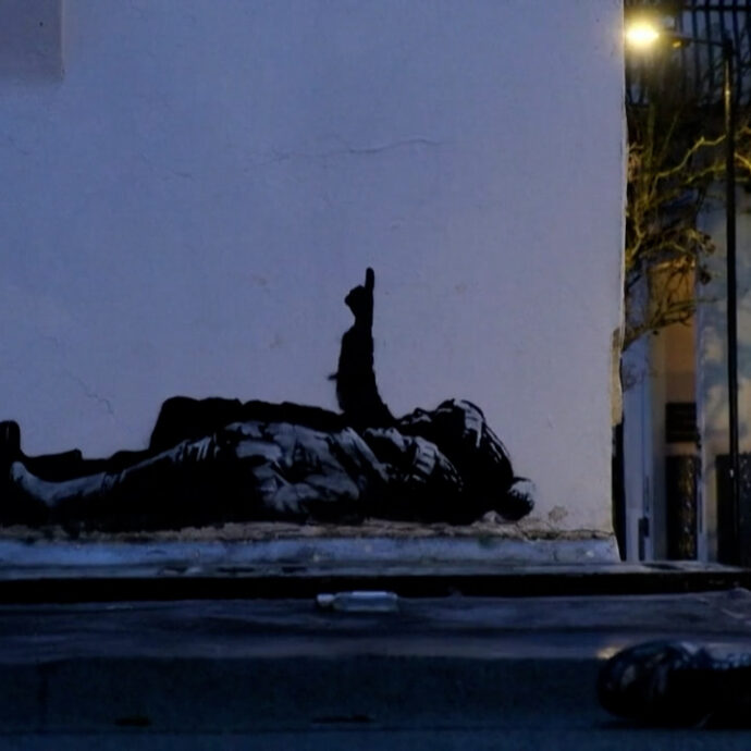 Due bambini che indicano il cielo: il mistero della nuova opera di Banksy sui muri di Londra (quasi identica a un’altra)