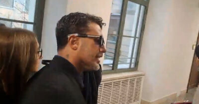 Copertina di “Vi racconto tutto, anche dell’interrogatorio”: Fabrizio Corona entra in tribunale per il caso Signorini – Video