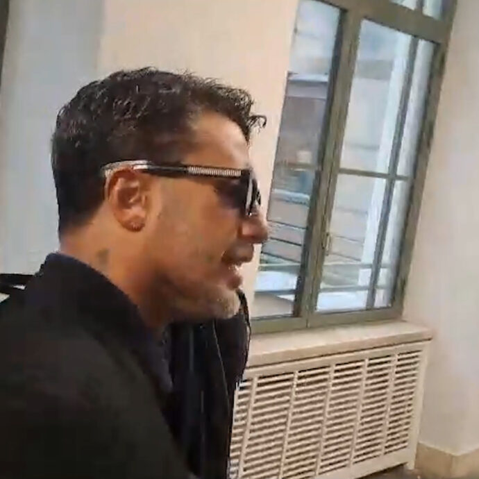 “Vi racconto tutto, anche dell’interrogatorio”: Fabrizio Corona entra in tribunale per il caso Signorini – Video