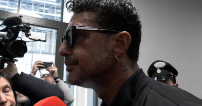 Copertina di “Se prendono il cellulare di Signorini trovano Sodoma e Gomorra. Nel giro di cinque giorni gli bussano a casa”: Corona scatenato dopo l’interrogatorio in tribunale