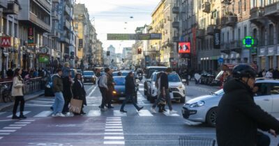 Copertina di “Mio figlio 15enne derubato e spogliato in centro a Milano: ha implorato ma nessuno l’ha aiutato. Questa società produce indifferenza”