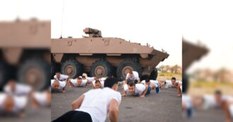 Copertina di Flessioni, skip sul posto e burpees: Macron si allena con i militari francesi negli Emirati Arabi – Video