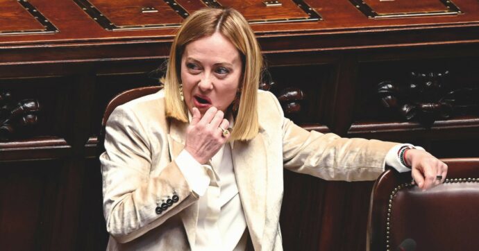 Contro Meloni Conte se la gioca, Elly proprio no