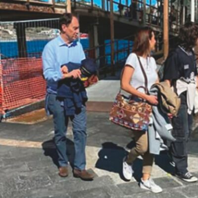 Copertina di Il ministro Ciriani a Lipari su una nave della GdF con i suoi cari: un cronista scatta le foto, denunciato