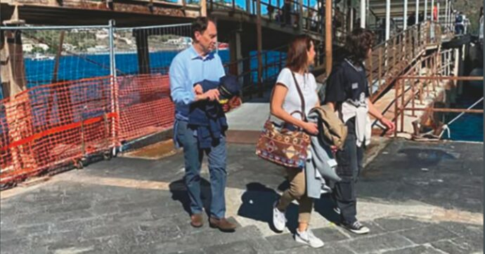 Ciriani su nave della GdF con i suoi cari: alt alle foto