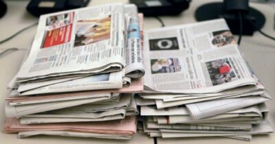 Copertina di Il ministro Ciriani a Lipari con famiglia sulla nave della Gdf, il giornalista che lo ha fotografato: “Ai politici piace la stampa se non critica”