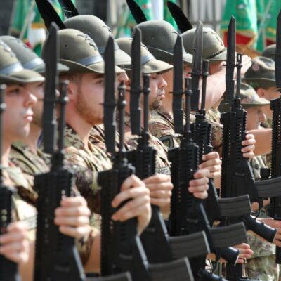 Copertina di Giorgia Meloni non taglia l’inno di Mameli: a Palazzo Chigi canta ancora il “Sì” finale, nonostante il decreto per eliminarlo